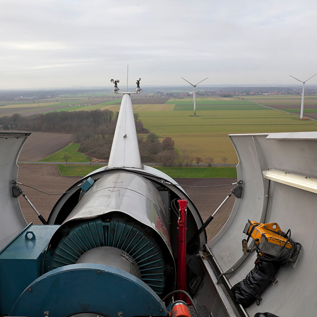 Windanlage geöffnet, mit Blick auf den Generator.